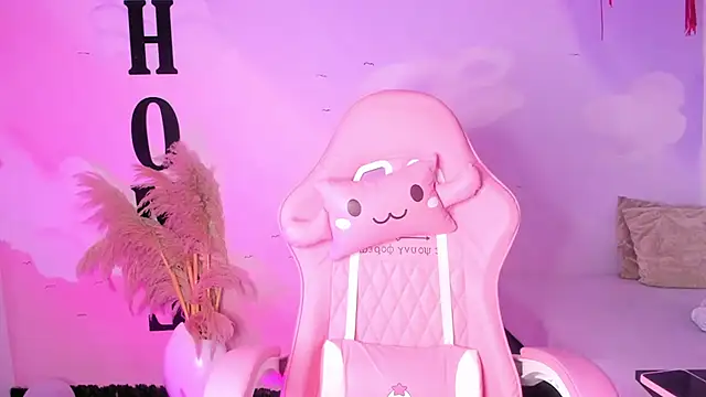 Snapshot of carolayrosse chatting on February 22, 12:38 am carolayrosse online show from February 22, 12:38 am