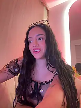 Snapshot of kenndall_21 chatting on December 10, 5:28 am kenndall 21 online show from December 10, 5:28 am