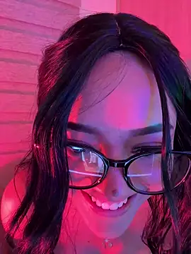 Snapshot of kenndall_21 chatting on December 14, 6:02 am kenndall 21 online show from December 14, 6:02 am