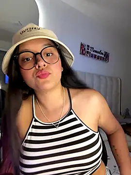 Snapshot of kenndall_21 chatting on October 18, 3:09 am kenndall 21 online show from October 18, 3:09 am