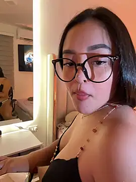 Snapshot of kenndall_21 chatting on October 25, 1:24 am kenndall 21 online show from October 25, 1:24 am