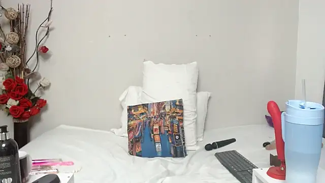 Nicol Love0 online show from February 3, 10:00 pm