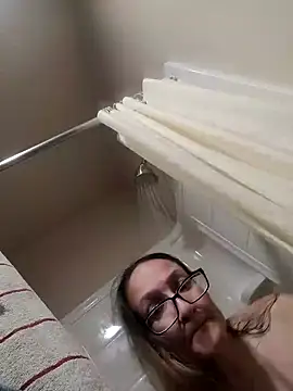 Snapshot of SweetVegasTits chatting on December 20, 1:29 pm SweetVegasTits online show from December 20, 1:29 pm