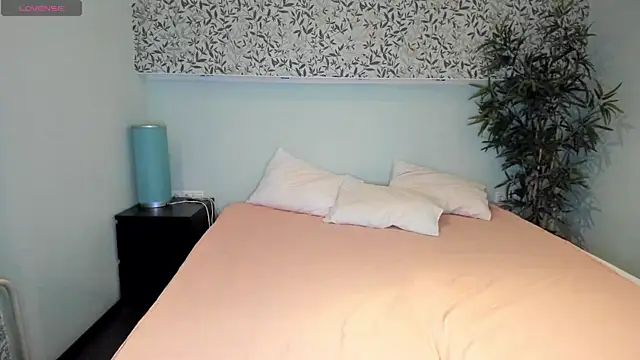 Miss you kiss online show from December 13, 8:20 am