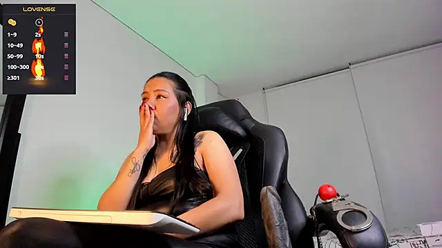 charlotte joliedart online show from December 5, 5:04 am