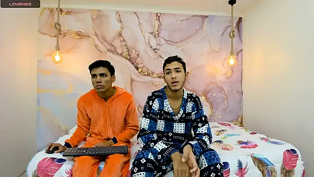 StrawwBoys online show from December 6, 1:22 pm