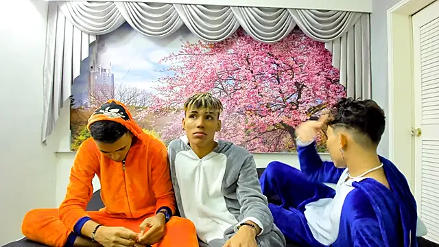 StrawwBoys online show from December 12, 8:36 am