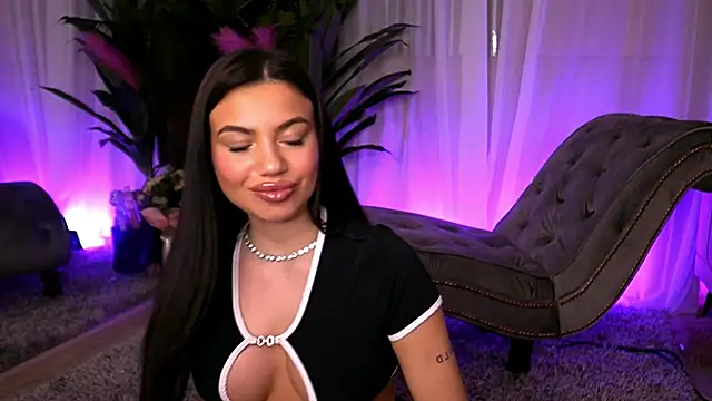 EsmeeLuv online show from March 4, 9:00 pm