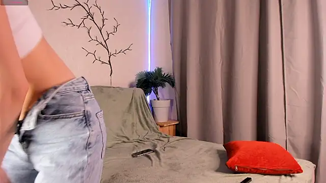 Snapshot of AftonCullen chatting on December 2, 11:23 am AftonCullen online show from December 2, 11:23 am