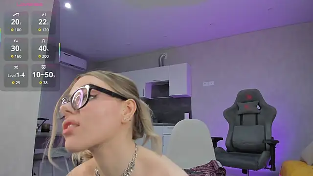 Snapshot of Marta_May_ chatting on April 1, 1:41 pm Marta May online show from April 1, 1:41 pm