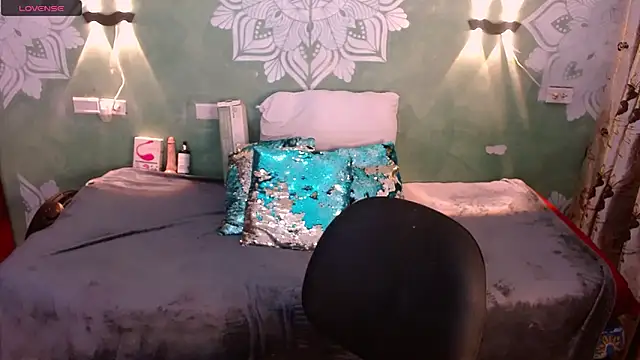 Snapshot of Emili_Roux chatting on February 4, 4:08 pm Emili Roux online show from February 4, 4:08 pm