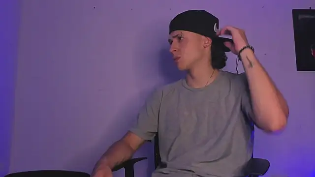 Snapshot of Dimitri_higth420 chatting on October 29, 1:08 am Dimitri higth420 online show from October 29, 1:08 am