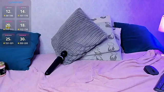 Snapshot of Caroline_dh chatting on February 4, 5:45 pm Caroline dh online show from February 4, 5:45 pm