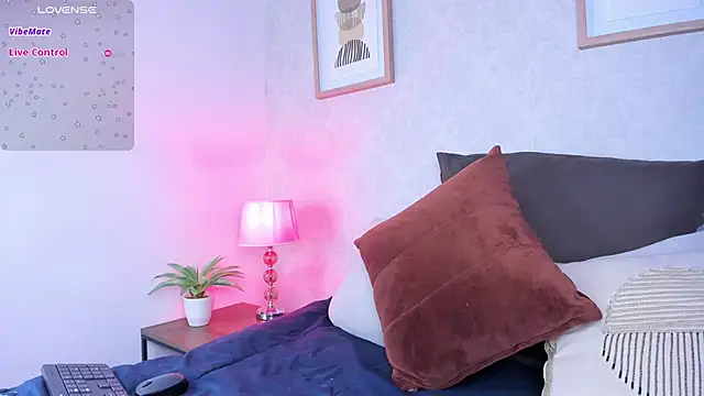 Snapshot of Caroline_dh chatting on September 16, 11:44 am Caroline dh online show from September 16, 11:44 am