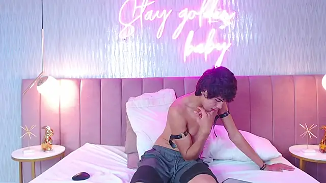 Snapshot of tombakker chatting on January 2, 1:06 am tombakker online show from January 2, 1:06 am