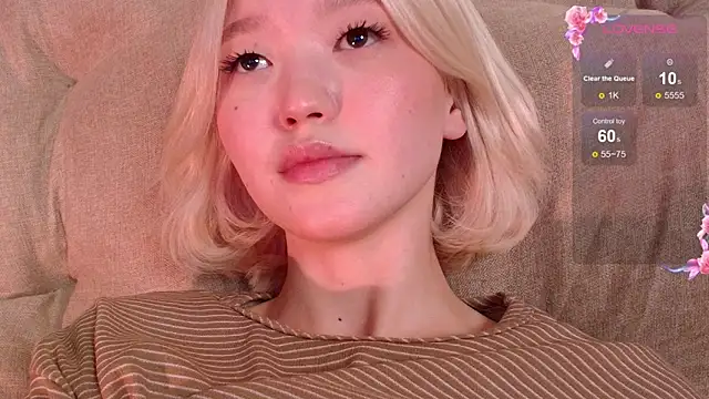 Snapshot of milli_sun_ chatting on October 5, 5:06 am milli sun  online show from October 5, 5:06 am