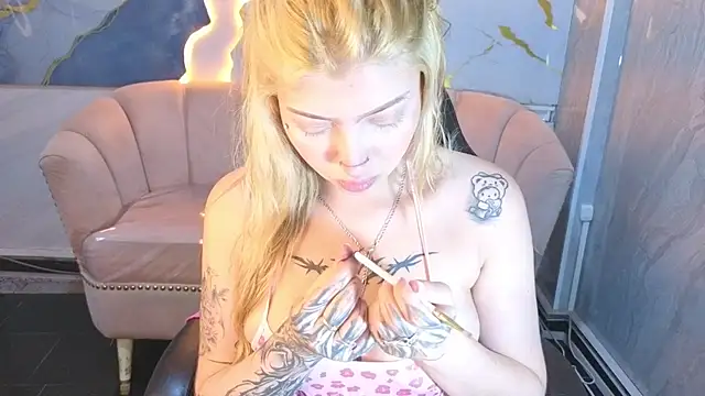 Snapshot of Kitty_fox_b chatting on April 21, 1:17 pm Kitty fox b online show from April 21, 1:17 pm