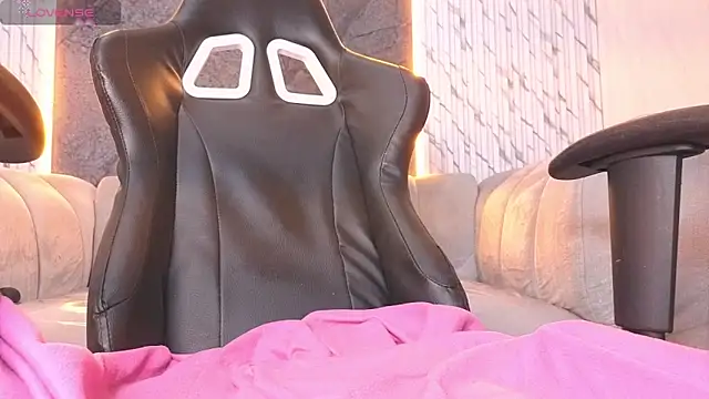 Snapshot of Kitty_fox_b chatting on April 29, 5:30 pm Kitty fox b online show from April 29, 5:30 pm