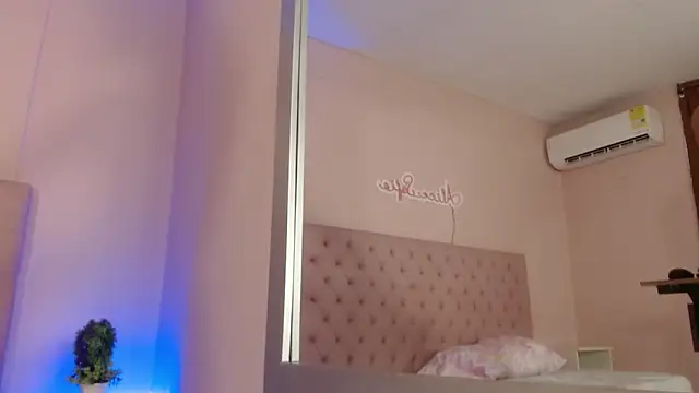 Snapshot of alice_sofia chatting on October 7, 12:02 pm alice sofia online show from October 7, 12:02 pm