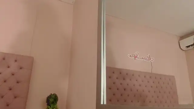 Snapshot of alice_sofia chatting on October 22, 1:33 pm alice sofia online show from October 22, 1:33 pm