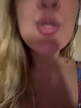 Snapshot of Bia_sexynovaes chatting on April 1, 12:44 am Bia sexynovaes online show from April 1, 12:44 am