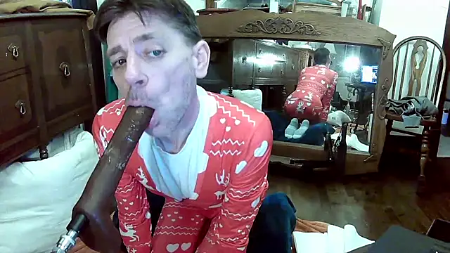 Snapshot of MaxJr8008 chatting on December 4, 8:45 am MaxJr8008 online show from December 4, 8:45 am