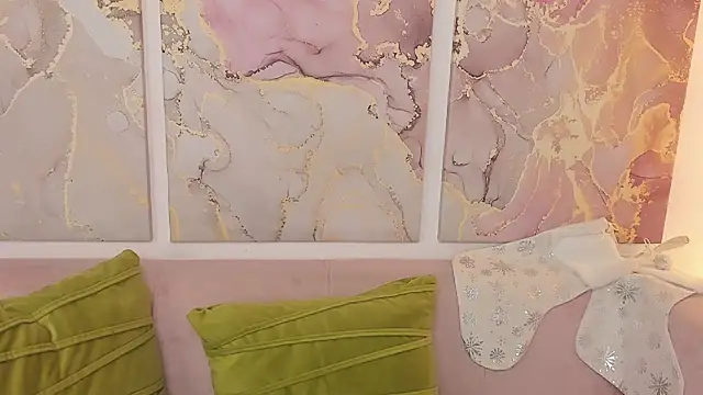 fiamoory online show from December 4, 8:23 am