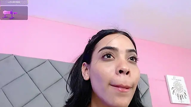 Snapshot of SaraSchmitt chatting on February 26, 1:21 am SaraSchmitt online show from February 26, 1:21 am