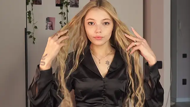 norakisses online show from April 23, 8:02 am