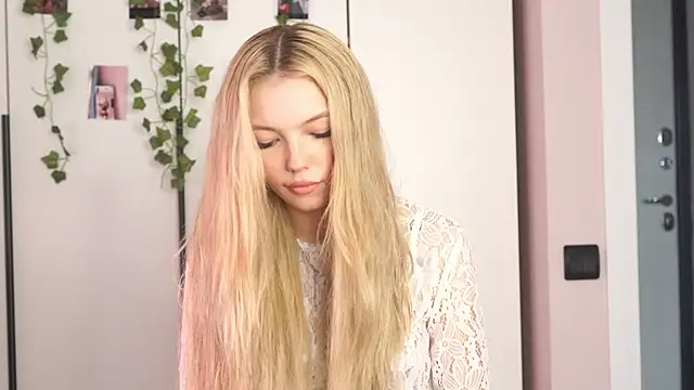 norakisses online show from May 13, 7:28 am