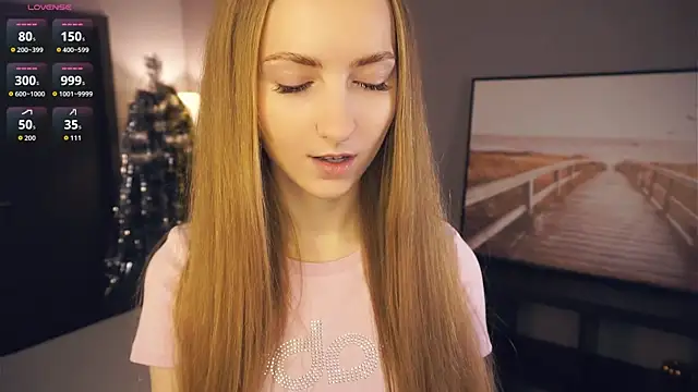 EsmaCarll online show from December 21, 8:27 pm