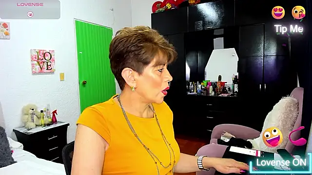 Snapshot of Angelina_Stone_65 chatting on February 22, 1:18 am Angelina Stone 65 online show from February 22, 1:18 am