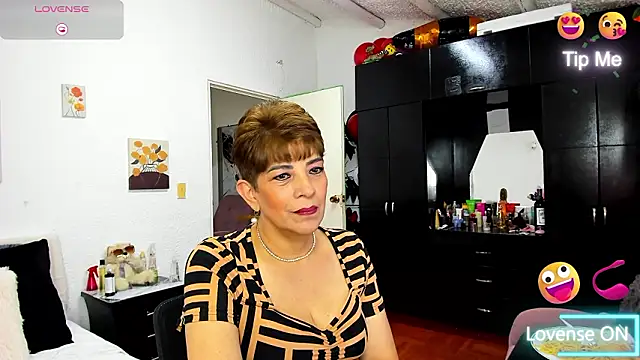 Snapshot of Angelina_Stone_65 chatting on February 26, 8:19 pm Angelina Stone 65 online show from February 26, 8:19 pm