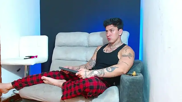 JUSTIN FULLER1 online show from March 10, 4:06 am