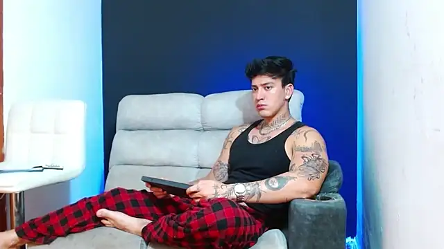 JUSTIN FULLER1 online show from April 30, 8:26 pm