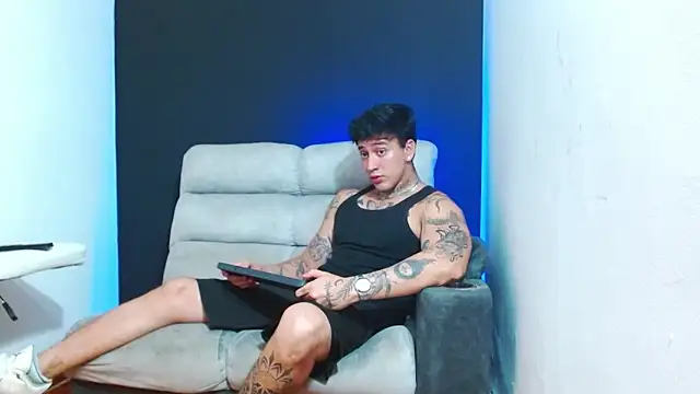 JUSTIN FULLER1 online show from May 8, 10:48 pm
