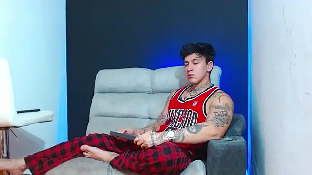 JUSTIN FULLER1 online show from May 18, 3:02 am