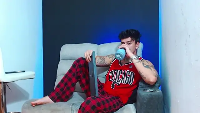 JUSTIN FULLER1 online show from May 18, 4:07 am