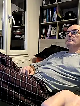 Snapshot of bogland33 chatting on February 14, 7:44 pm bogland33 online show from February 14, 7:44 pm