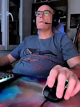 Snapshot of bogland33 chatting on February 15, 8:33 pm bogland33 online show from February 15, 8:33 pm