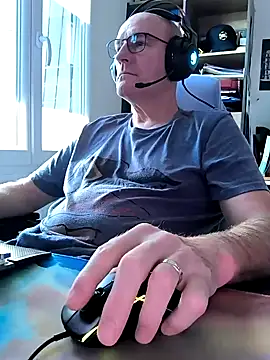 Snapshot of bogland33 chatting on February 16, 2:10 pm bogland33 online show from February 16, 2:10 pm