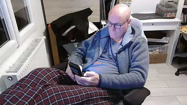 Snapshot of bogland33 chatting on February 16, 9:16 pm bogland33 online show from February 16, 9:16 pm