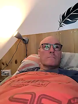 Snapshot of bogland33 chatting on February 17, 6:15 pm bogland33 online show from February 17, 6:15 pm