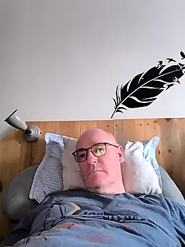 Snapshot of bogland33 chatting on February 19, 4:55 pm bogland33 online show from February 19, 4:55 pm