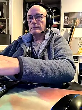 Snapshot of bogland33 chatting on February 19, 7:59 pm bogland33 online show from February 19, 7:59 pm