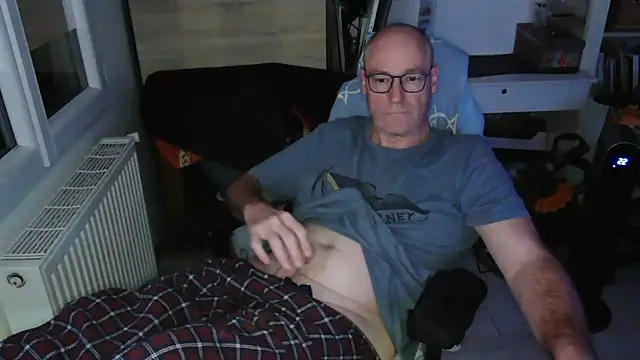 Snapshot of bogland33 chatting on February 19, 11:04 pm bogland33 online show from February 19, 11:04 pm