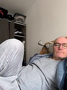 Snapshot of bogland33 chatting on February 21, 9:13 am bogland33 online show from February 21, 9:13 am