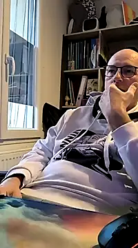 Snapshot of bogland33 chatting on February 21, 3:43 pm bogland33 online show from February 21, 3:43 pm