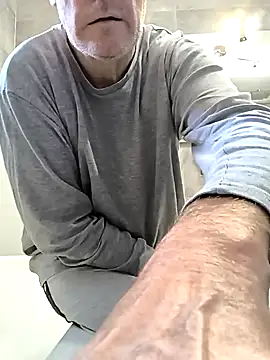 Snapshot of bogland33 chatting on February 22, 9:34 am bogland33 online show from February 22, 9:34 am