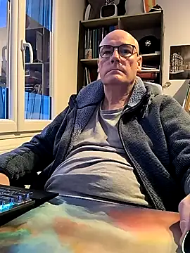 Snapshot of bogland33 chatting on February 23, 5:39 pm bogland33 online show from February 23, 5:39 pm